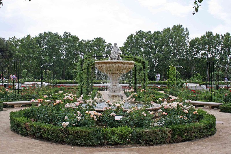 File:Rosaleda - Parque del Retiro - 20070805.jpg