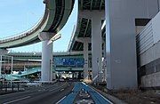 国道302号を介して国道41号に接続。直上は楠JCT。