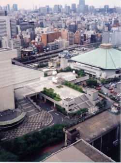 江戸東京博物館（写真左）とJR両国駅（写真中央）と両国国技館（写真右）