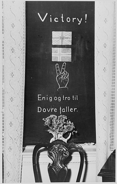 File:S2755aFo30141710060046 WW2 Norway wartime blackout roller blind Blendingsgardin lystett rullegardin mørklegging mot allierte luftangrep under andre verdenskrig Victory Enig og tro til Dovre faller NTBs krigsarkiv Riksarkivet CC BY Kred.jpg