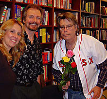 Stephen King (à d.) portant un maillot des Red Sox de Boston.