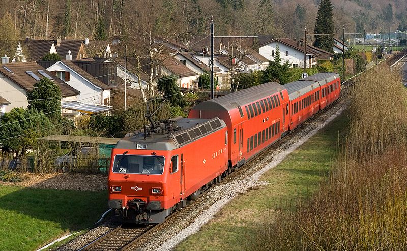 File:SZU Re 456 mit Pendelzug bei Wildpark Höfli.jpg