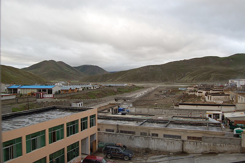 File:Saga Western Tibet Barracks of the Chinese Army Dieter Schuh.jpg