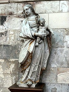 Statue de marbre blanc représentant Marie tenant dans ses bras son enfant Jésus.