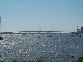 Pohled na dálnici John Ringling Causeway s výhledem na záliv Sarasota směrem na severozápad od rekreační stezky podél ulice Mound Street (USA 41)