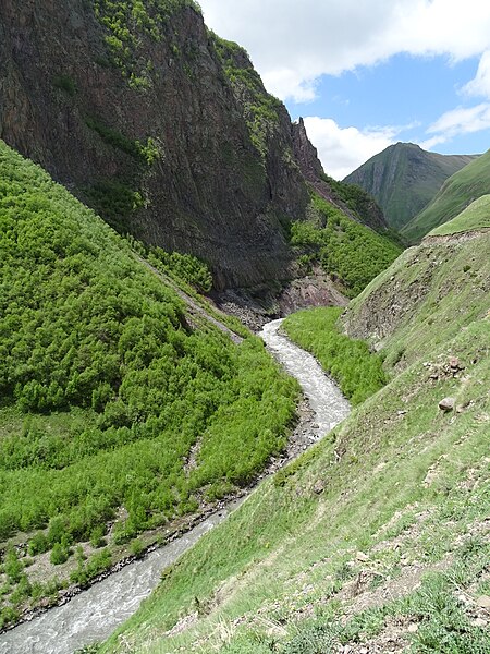 File:Scenery outside Okrokana - Near Kazbegi - Greater Caucasus - Georgia - 08 (18419641449) (2).jpg