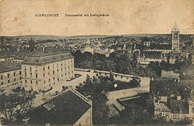 Schillerplatz 1915. La diagonal del triángulo cuadrado recorre la ruta de la antigua Geldersheimer Weg.  Front Concert Hall (anteriormente Free Christian Congregation)