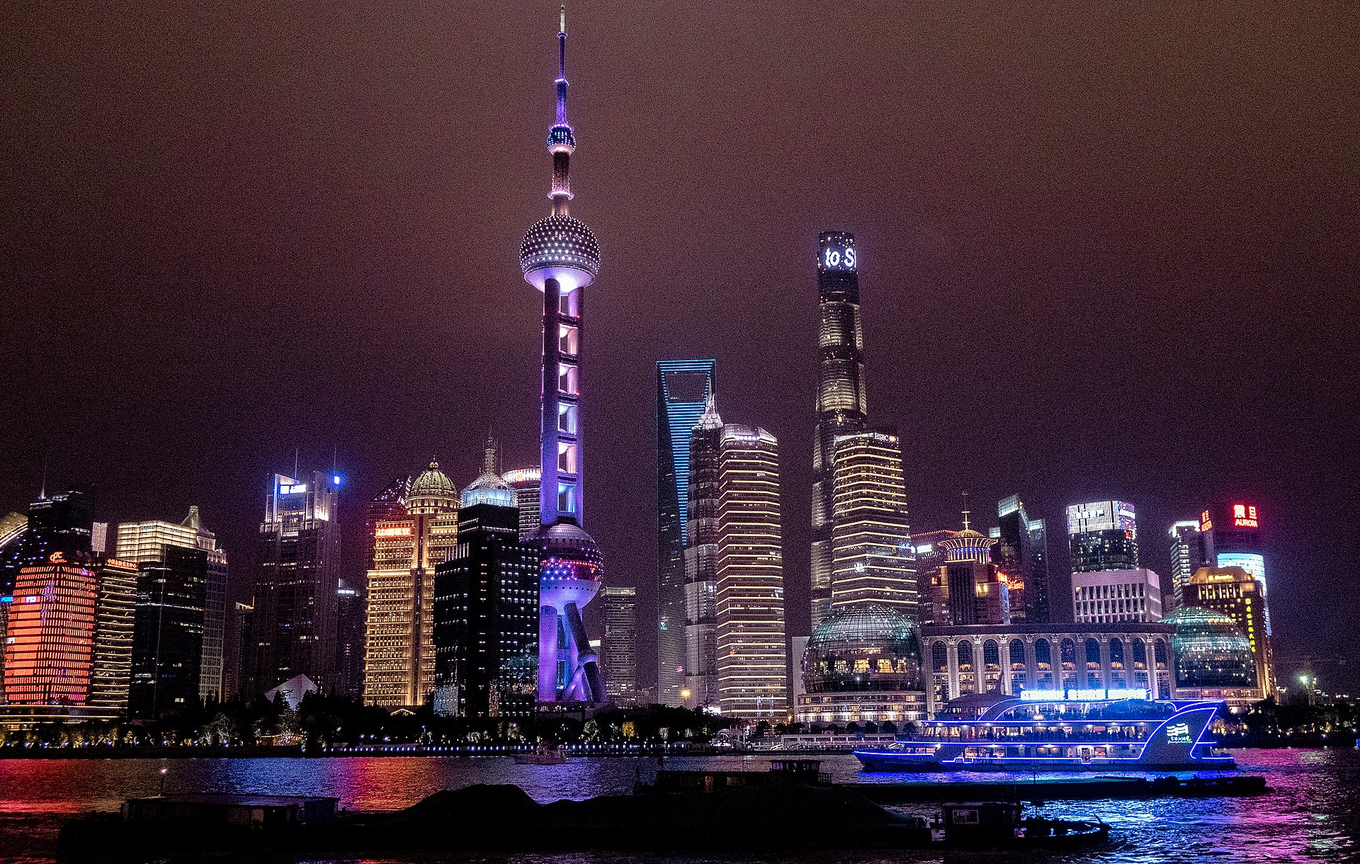 1920px-Shanghai_Skyline_from_a_tour_boat_%28Pudong%29.jpg