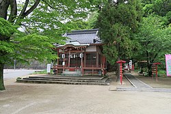 塩屋神社（右奥が龍宮神社、左の木が大慶の木）