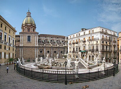 How to get to Piazza Della Vergogna with public transit - About the place