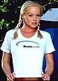 Silvia Saint, une actrice de X, arbore un tee-shirt avec le logo de Bomis.