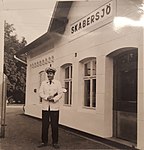 Torsten Falkentoft, 1:e järnvägsexpeditör mellan 1955 och 1964, framför Skabersjö station 1964.