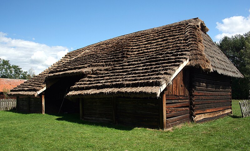 File:Skansen Kolbuszowa stodoła z Cyganów 03.09.2010 p.jpg