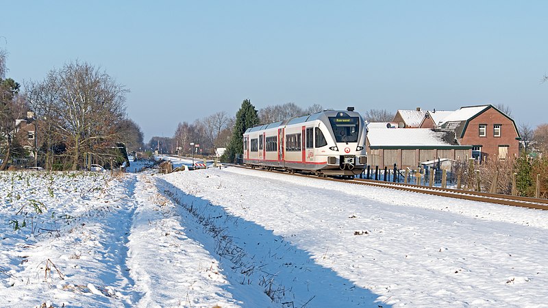 File:Smakt Veolia GTW 351 stoptrein Nijmegen - Roermond (16130509375).jpg