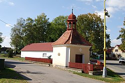 Trasa 6309 prochází kolem kaple ve Smetanově Lhotě