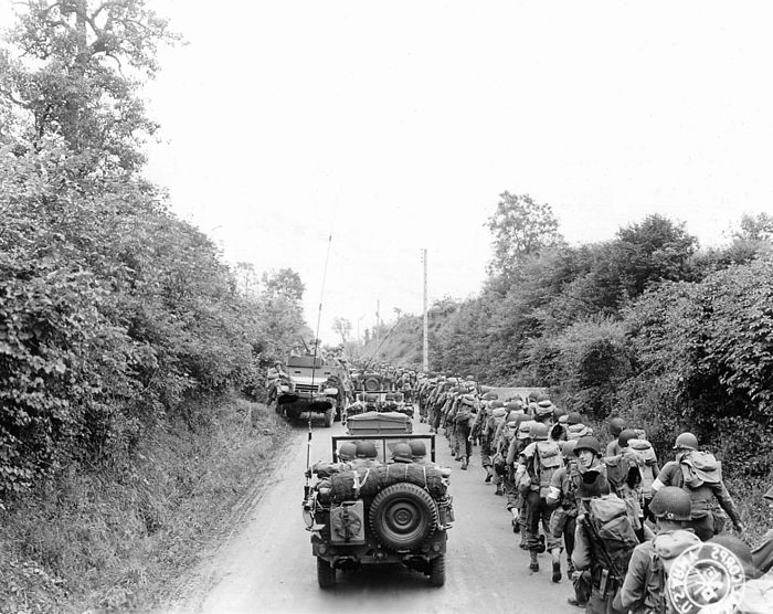 Concentration de troupes américaines en vue de mener la bataille sur le front de Saint-Lô, en juin 1944. Le commandement opérationnel dispose ses pièces sur l'échiquier.