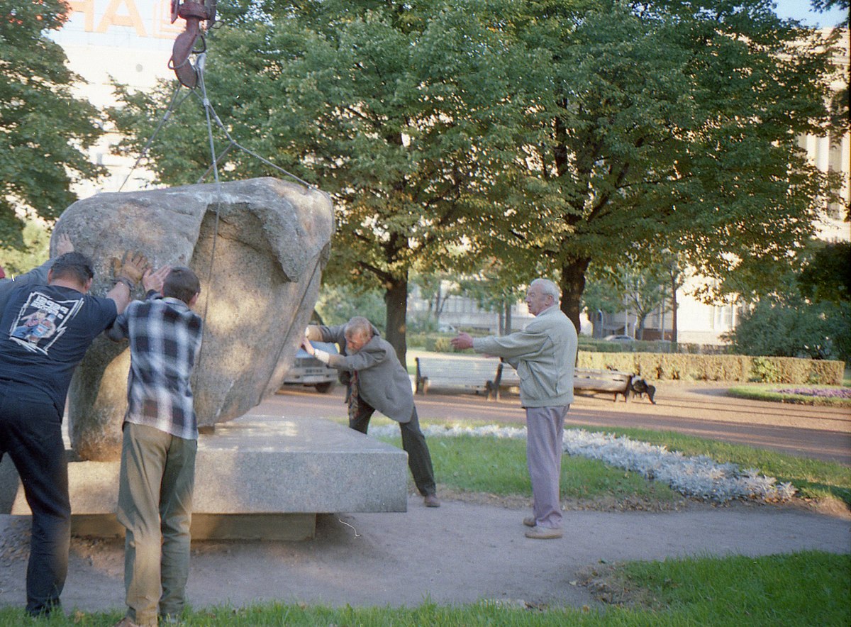 Соловецкий камень в санкт петербурге. Соловецкий камень (Санкт-Петербург). Соловецкий камень Санкт-Петербург Троицкая площадь. Соловецкий камень.