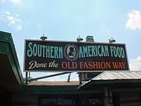 Makanan selatan sering kali berbentuk tradisional, atau "kuno", seperti yang dilihat pada tanda untuk restoran Granny Cantrell di Florida Panhandle.