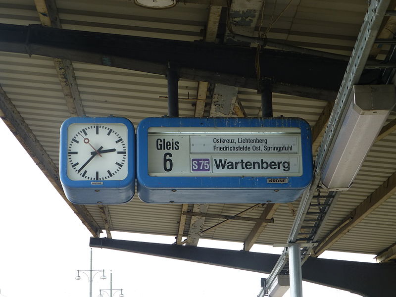 File:Split-flap displays at Warschauer Straße 11.JPG