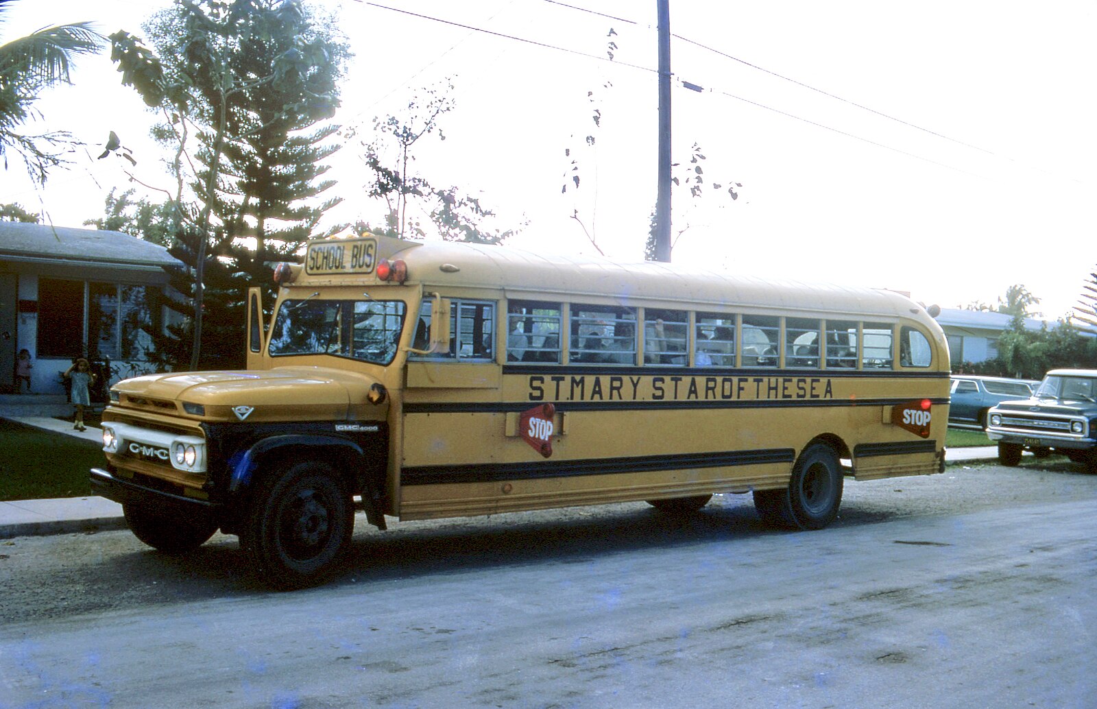 Кладбище школьных автобусов 2 20. GMC 6000 1973 школьный автобус. GMC 6000 школьный автобус салон. Кладбище школьных автобусов. Кладбище школьных автобусов персонажи.