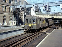 Um componente padrão fornecido pelo terceiro trilho entrou na estação Paris-Saint-Lazare nos trilhos do Grupo II em setembro de 1976. A catenária de 25 kV já estava instalada.