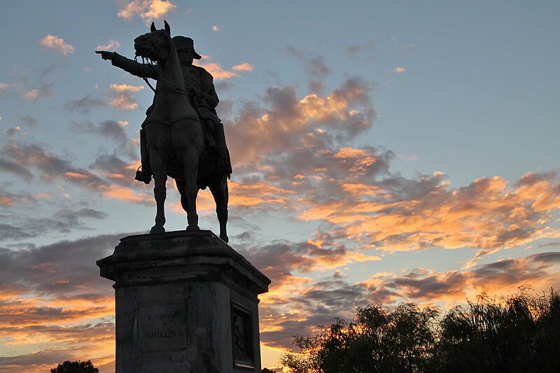 File:Statut Napoléon, Place de la Légion d'Honneur, Montereau Fault Yonne.JPG