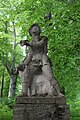 Steinfigur eines Jägers mit Hund