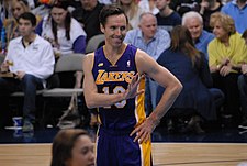 Steve Nash Lakers småsmilning 2013. jpg