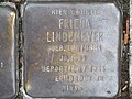 "Hier wohnte Frieda Lindemeyer, geb. Lewinski, Jg. 1893, deportiert 1941, ermordet in Minsk"