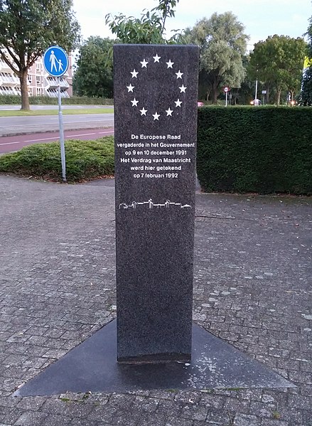 File:Stone memorial in front of the entry to the Limburg Province government building in Maastricht, Netherlands, commemorating the signing of the Maastricht Treaty in February 1992.jpg