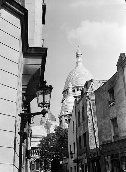 File:Straatbeeld in Montmartre met op achtergrond de basiliek Sacré Coeur, Bestanddeelnr 252-0148.jpg