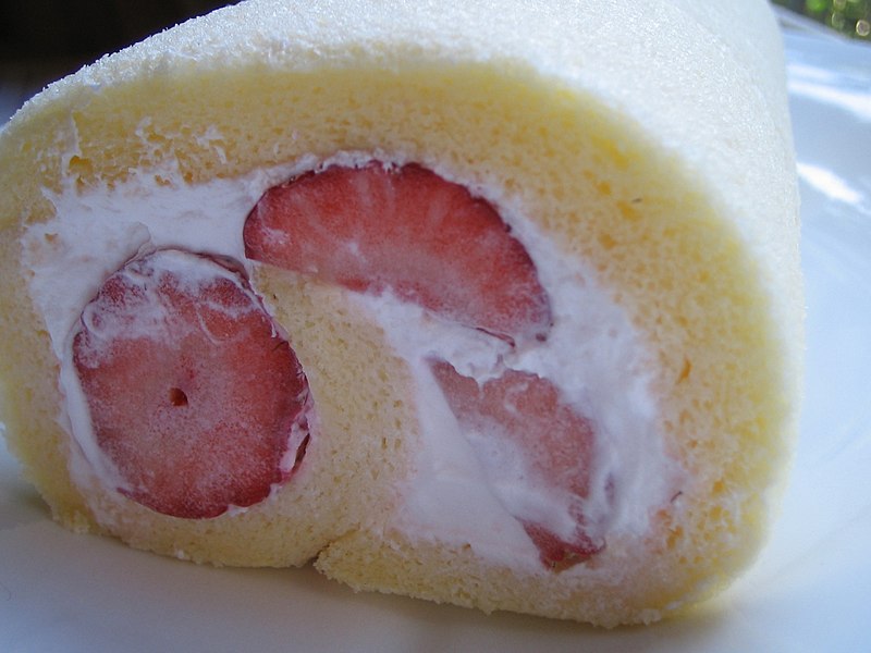 File:Strawberry Cake Roll - by kazuh.jpg