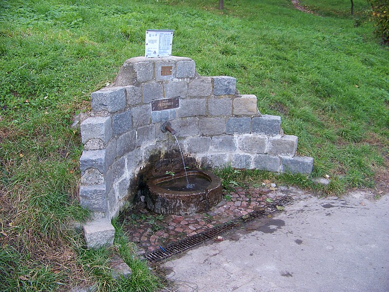 File:Studánka Petřínka.jpg