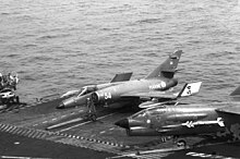 Un F-8E e un SEM sul ponte della Clemenceau.
