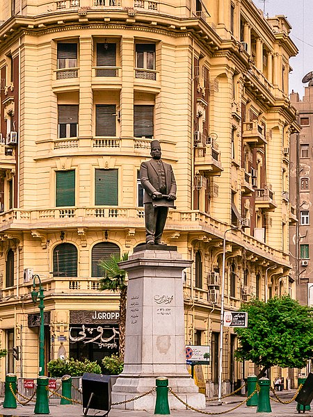 File:Talat Harb Square - Statue.jpg