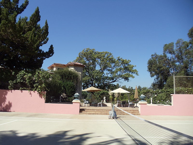 File:Tennis court on Virginia Robinson Estate.JPG