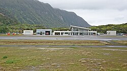 空港ターミナルビルと滑走路