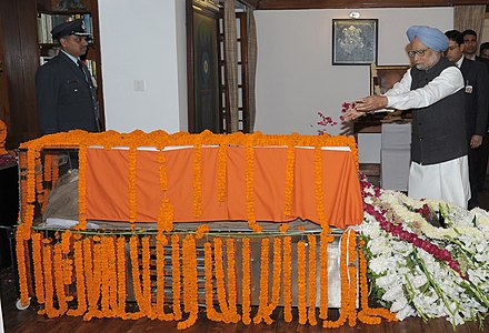 Former PM Manmohan Singh paying floral tribute to Gujral.