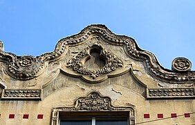 Palatul Alexandru Pisică, detalii: ornamente florale și ceramică roșie