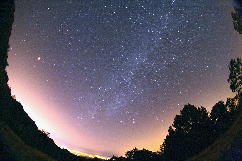 صورة:Total lunar eclipse and milky way.jpg