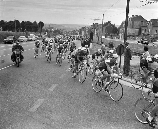 The peloton during stage nine between Bordeaux and Bayonne