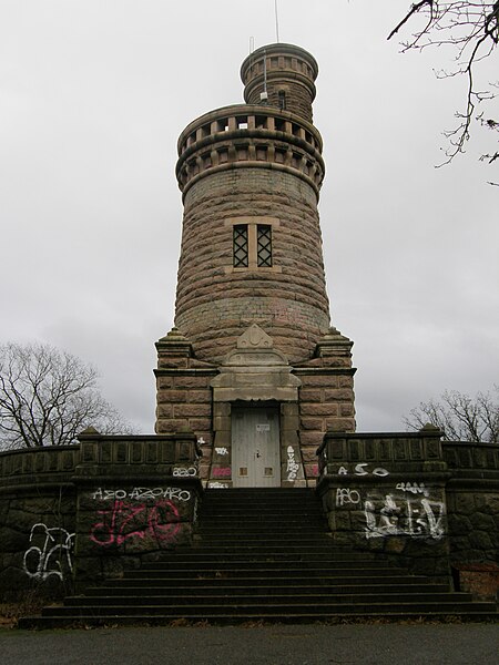 File:Tower in Slottsskogen, front view.jpg