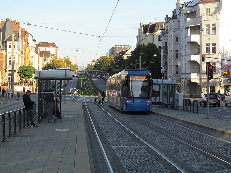 File:Tramhaltestelle Kirchweg, 1, Vorderer Westen, Kassel.jpg