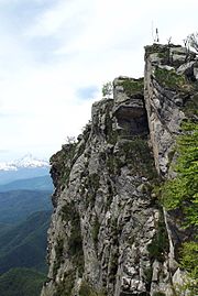 Il dente occidentale con, sullo sfondo, il Monviso.