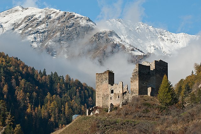 Lo châtél de Tschanüff, avouéc tot a fond na partia du Piz Spadla, dens lo quenton des Gresons. (veré dèfenicion 3 694 × 2 473*)