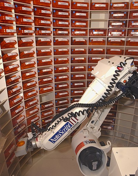 File:US Navy 030819-N-9593R-088 he Autoscript III, prescription filling robot, picks up a bin of medication at the National Naval Medical Center in Bethesda, Md.jpg