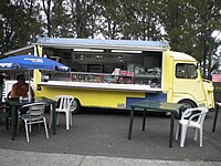 Vue de côté d'un camion crêperie fait sur base de Citroën HY