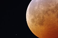 2022年11月8日の月食中に、月に隠される直前の天王星