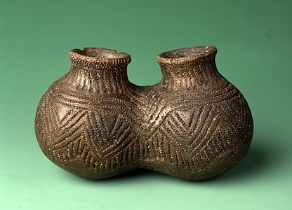 Pequeño vaso geminado con decoración impresa cardial, con dos asas de cinta horizontales asimétrica. Cova de l'Or. Museo de prehistoria de Valencia.