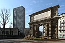 Veduta dell'arco di Porta Romana in piazzale Medaglie d'Oro, Milano.jpg